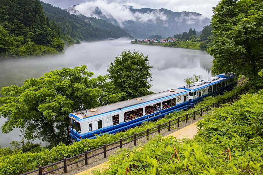 お座トロ展望列車