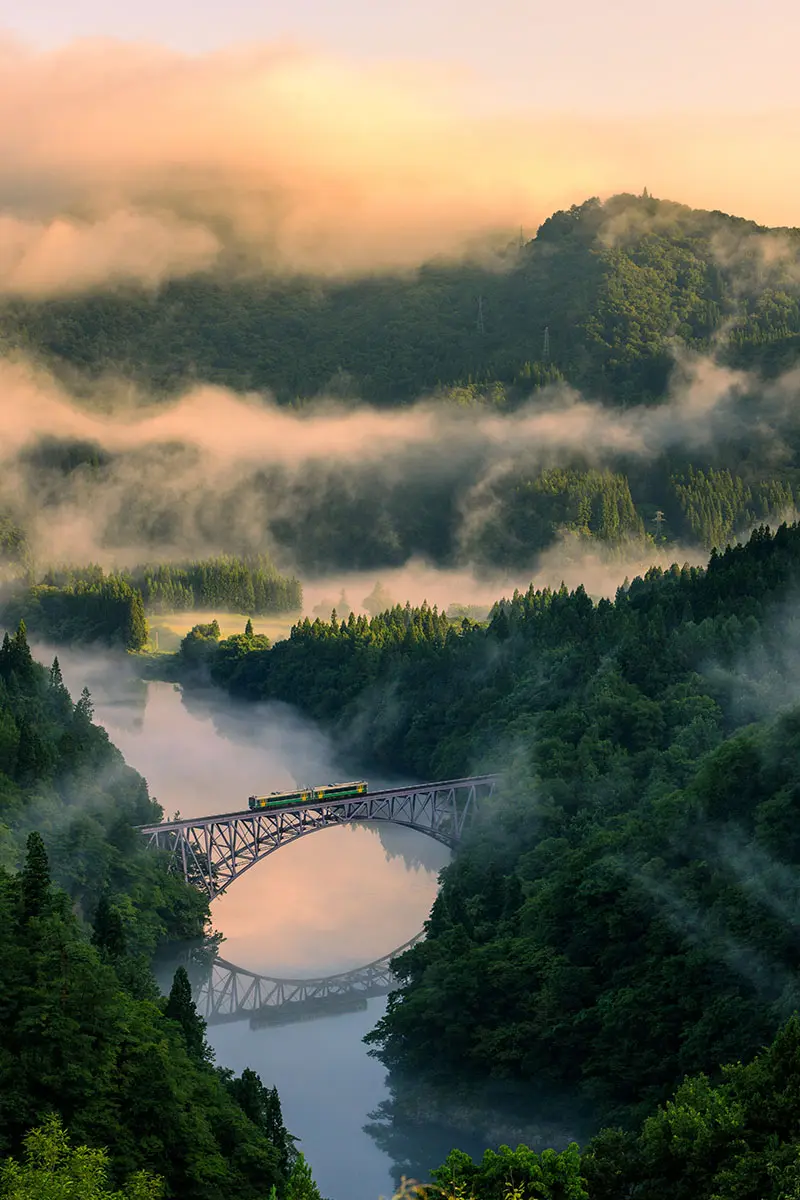 作品名稱：朝霞中的只見線