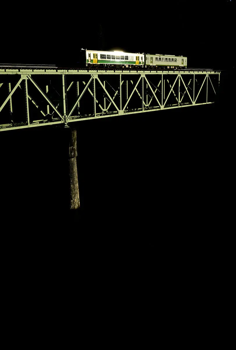 作品名稱：黑暗中浮現