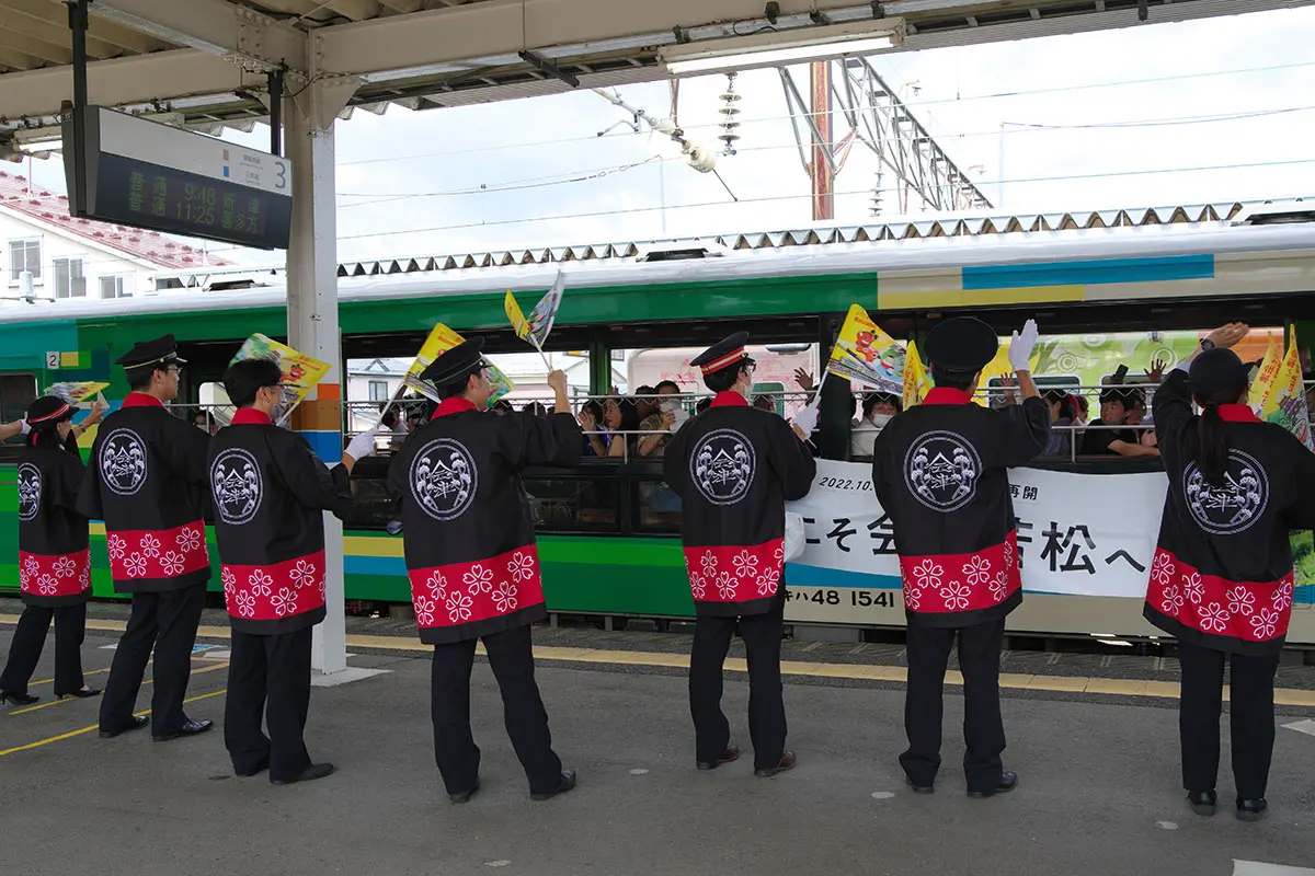 作品名稱：風之子號～在會津若松站員的送別下～