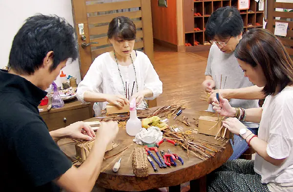 三島町生活工芸館 （編組品・編組細工、ストラップ作り体験）