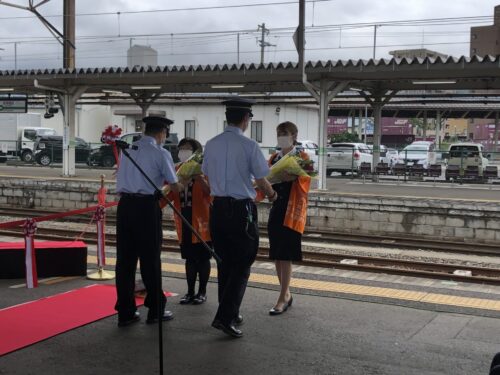 会津鉄道アテンダントさんからJR東日本運転士、車掌に花束贈呈